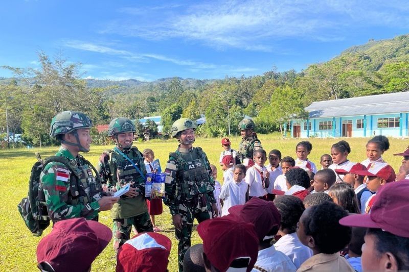 Aksi Mulia TNI: Satgas Yonif 521/DY Bagikan Buku Gratis, Dorong Pendidikan Anak-anak Papua Pegunungan