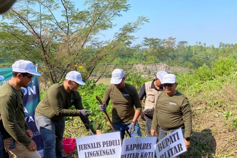 Lindungi Cagar Budaya, Jurnalis Blitar Tanam Pohon Dekat Tambang Pasir: Ini Fakta Uniknya!