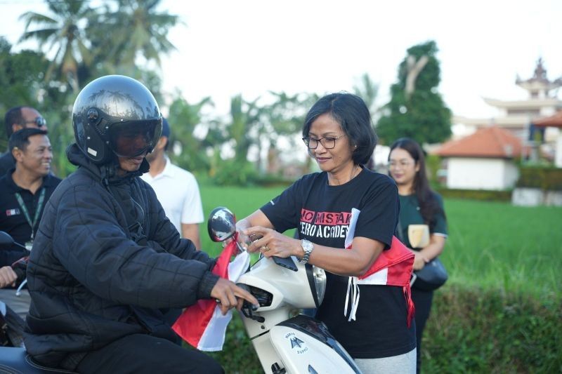 Semarak HUT ke-80 RI: Bakesbangpol dan KPU Badung Gelar Gowes Kemerdekaan, Bagikan Bendera Merah Putih