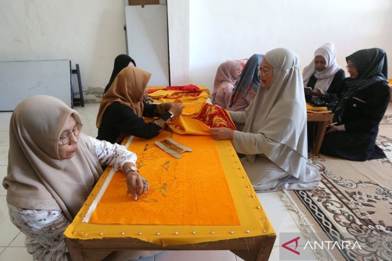 Harga Emas Pegadaian Hari Ini Fluktuatif: Antam Turun, UBS Naik Tipis, Galeri24 Stabil