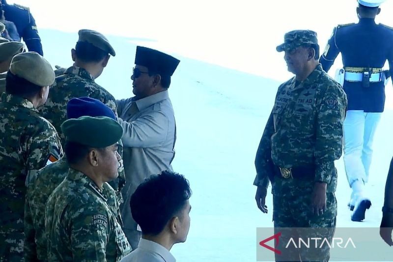 Momen Unik! Presiden Prabowo Rapikan Baret Muhaimin dan Sultan Bachtiar Jelang Upacara Gelar Pasukan