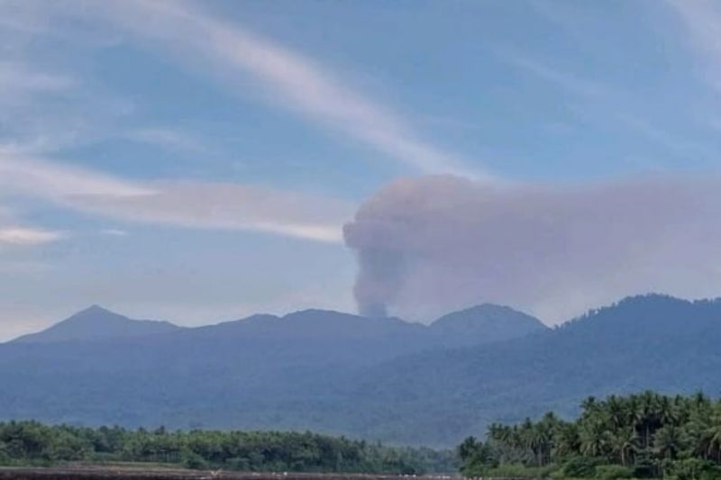 Gunung Dukono Erupsi, Semburkan Abu Vulkanik Setinggi 800 Meter: Warga Diimbau Waspada Dampak Pernapasan