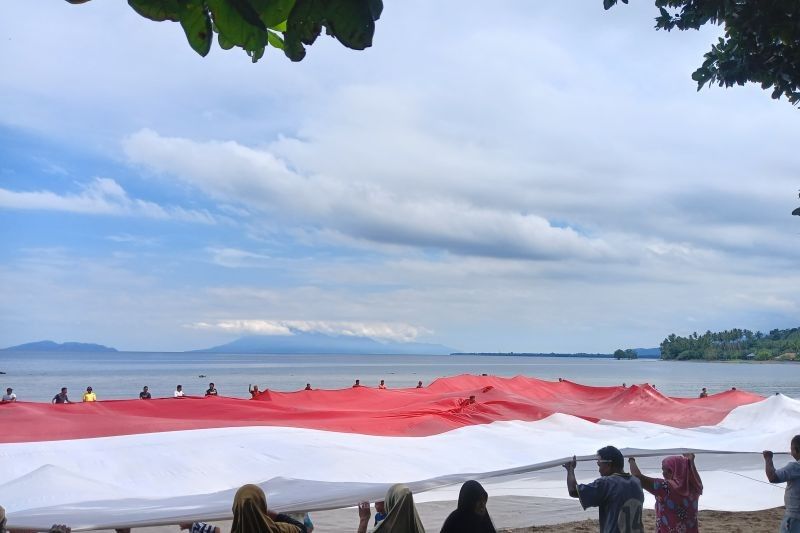 Trivia Kemerdekaan: KSN Bagikan 1.500 Bendera Merah Putih di Wilayah 3T Jelang HUT Ke-80 RI