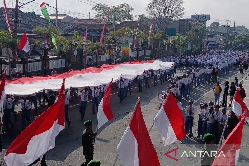 Momen Spektakuler: Pelajar dan Kodim Temanggung Bentangkan Bendera Merah Putih Raksasa 30x11 Meter Sambut HUT ke-80 RI