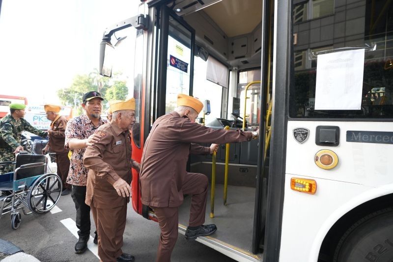 Momen Haru 500 Veteran Kemerdekaan Jelajahi Jakarta Gratis dengan Transjakarta