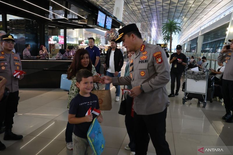 Polresta Bandara Soetta Bagikan Ribuan Bendera Merah Putih: Mengapa Nasionalisme Penting Jelang HUT RI ke-80?