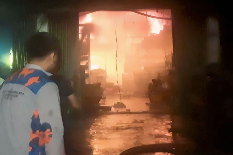 Detik-detik Kebakaran Ruko Servis Elektronik di Jalinsum OKU, Tiga Armada Damkar Diterjunkan!