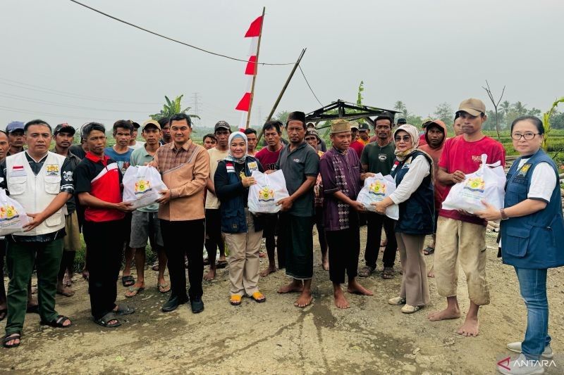 Kado HUT RI ke-80: Kadin Bogor Sigap Salurkan Bantuan untuk Ratusan Petani Ikan Terdampak Banjir Ciseeng