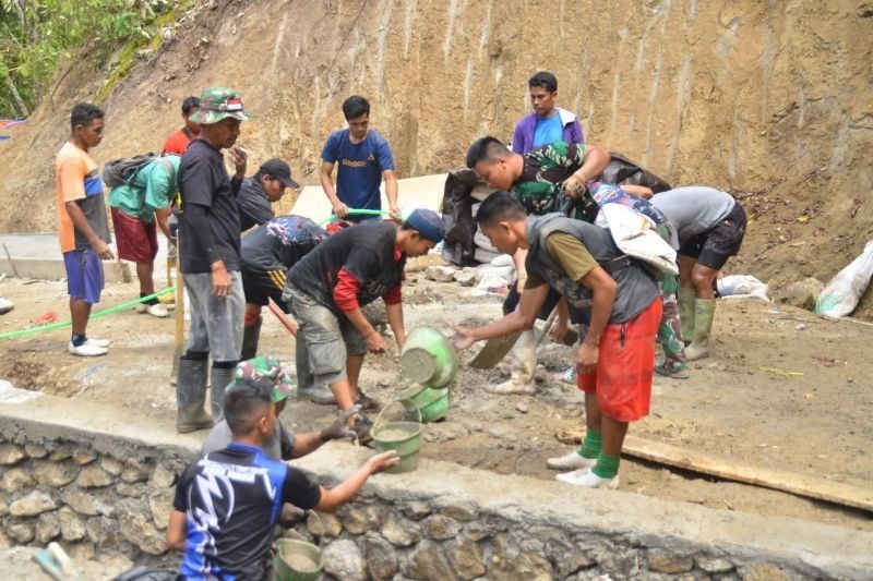 Sinergi TNI dan Masyarakat: TMMD Kodim Manado Percepat Pembangunan Jalan Rabat Beton di Bengkol