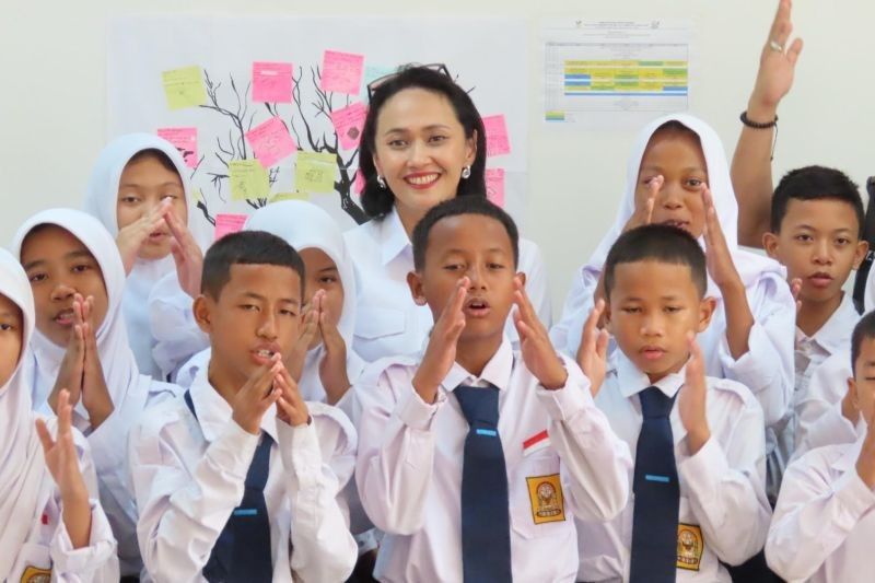 Wamen P2MI Harapkan Program Sekolah Rakyat Prabowo Sasar Anak Pekerja Migran: Mengapa Pendidikan Penting?