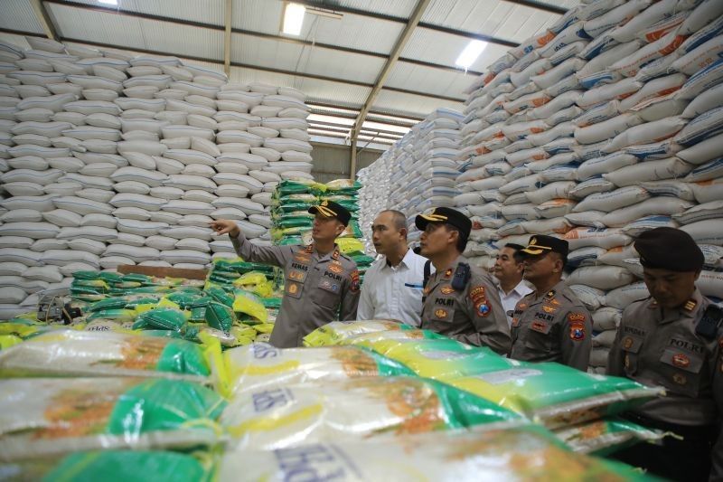 Fakta Unik Pengawalan! Polres Madiun Kawal Ketat Distribusi Beras SPHP 35,7 Ton untuk Warga