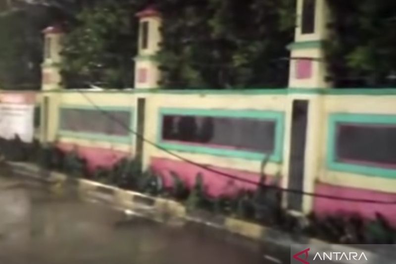 Bahaya Mengintai! Pemkot Jakarta Barat Sigap Benahi Kabel Menjuntai di Kalideres, Warga Diimbau Lapor