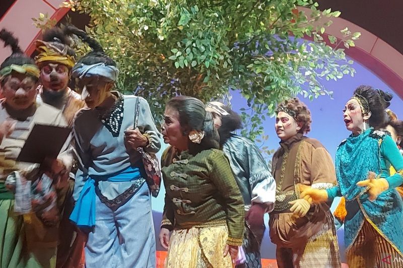 Teater Koma Hadirkan 'Mencari Semar' dengan Sentuhan Futuristik dan 'Semarphone' Canggih