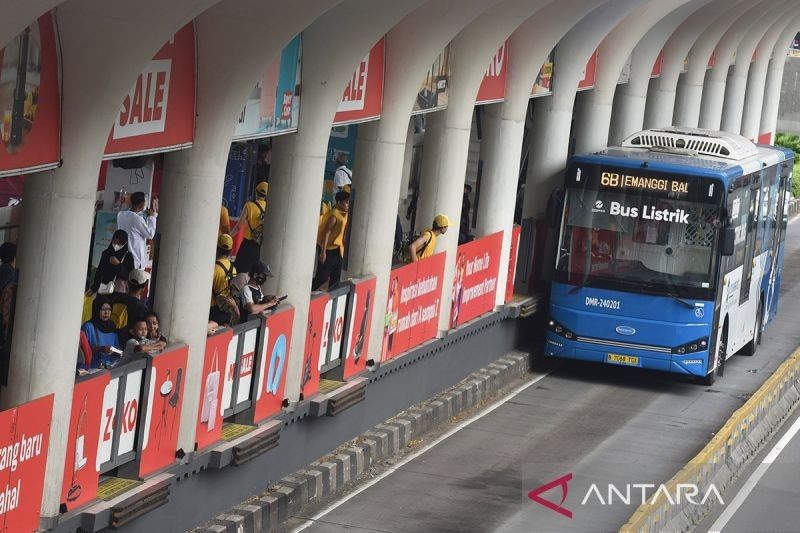 Tahukah Anda? TransJakarta Alihkan Rute Bus Imbas Perbaikan Jalan dan Pohon Tumbang di Jakarta