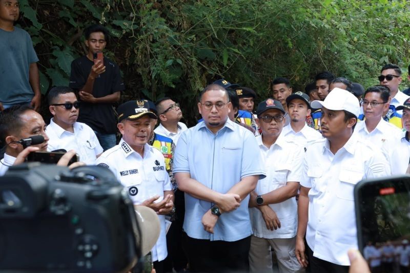 Anggota DPR RI Andre Rosiade Terjang Lumpur Tinjau Jembatan Putus Pasaman, Banpres Rp26,5 Miliar Siap Kucur