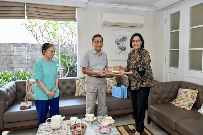 Momen Langka: Prabowo Utus Sri Mulyani Antar Undangan HUT RI ke Mantan Wapres Boediono