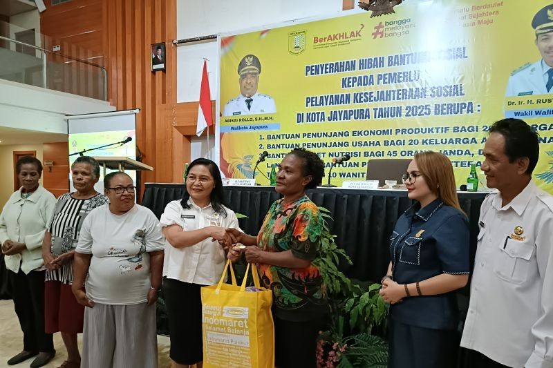 Jayapura Salurkan Bantuan Sosial: 20 Keluarga Terima Kontainer Jualan, Komitmen Pemkot Entaskan Kemiskinan