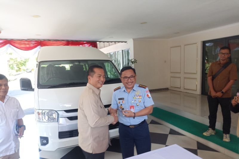 Bukan Sembarang Hibah: Pemprov NTB Serahkan Mobil Minivan Khusus untuk Dukung Operasional Lanud ZAM