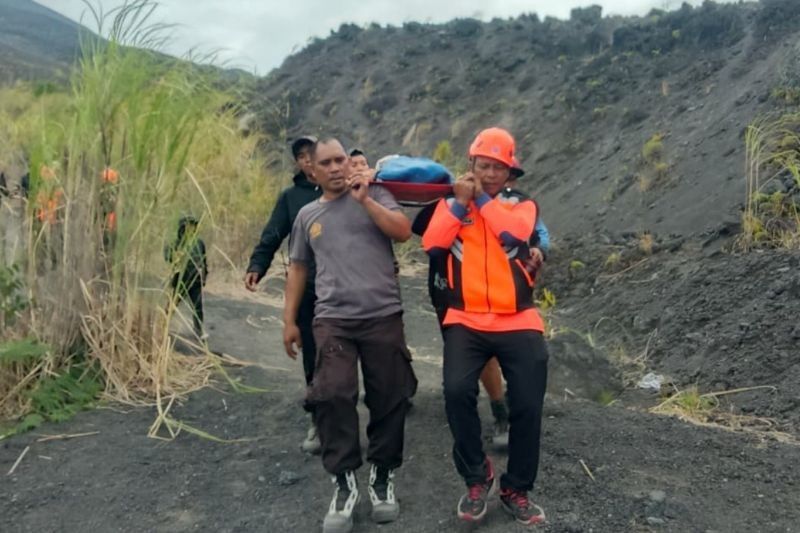 Kronologi Evakuasi Dramatis Pendaki 19 Tahun Cedera Kepala di Gunung Soputan oleh SAR Gabungan