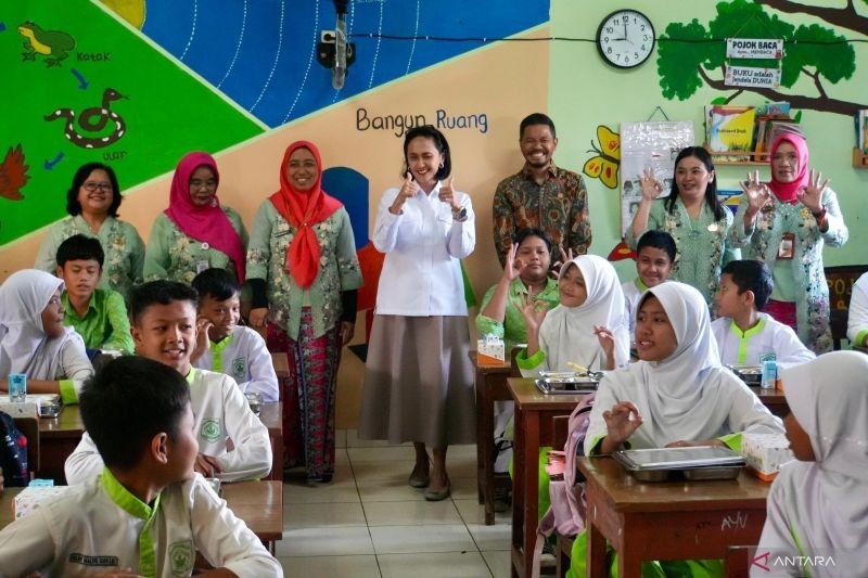 Inspeksi Mendadak Wakil Menteri P2MI: Program Makan Bergizi Gratis di SDN Ciracas 03 Dinilai Baik