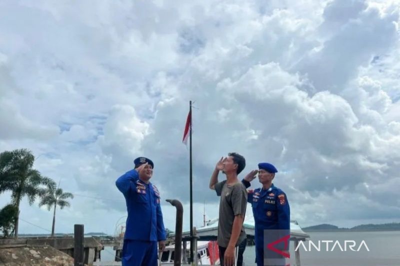 Menjelang HUT ke-80 RI, Polairud Bangka Selatan Kobarkan Semangat Nasionalisme Nelayan Lewat Pembagian Bendera Merah Putih