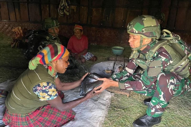 Satgas Yonif 521/DY Perkuat Komunikasi, Wujudkan Kedamaian di Bolakme Jayawijaya: Bentuk Keakraban TNI-Rakyat