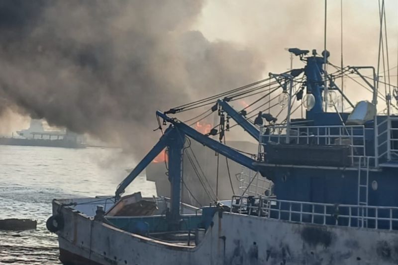 Misteri Asap di Pagi Hari: Kapal Terbakar di Perairan Muara Baru Jakarta Utara