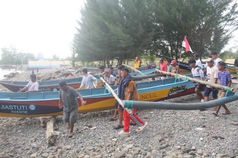 Sambut HUT ke-79 RI, Ditpolairud dan Pandu Laut Nusantara Salurkan Bantuan Perahu Nelayan di Teluk Palu