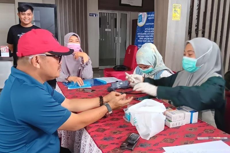 Meriahkan HUT Ke-80 RI, Kanwil Kemenkumham Babel Gelar Cek Kesehatan Gratis dan Bagikan Sembako