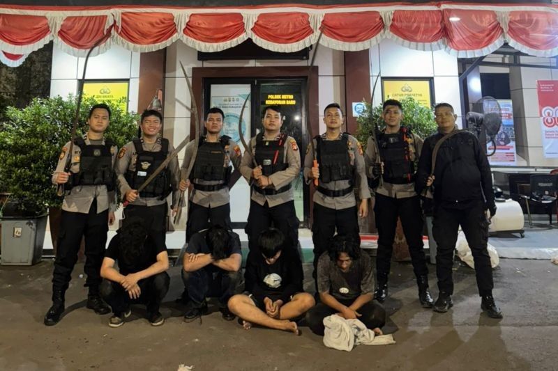 Polisi Gagalkan Tawuran di TPU Kober: Empat Pemuda Ditangkap dengan Tujuh Senjata Tajam