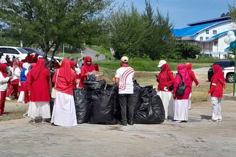 Meriahkan HUT RI ke-80, DLH dan TP-PKK Gelar Aksi Bersih Aceh Selatan, Kumpulkan 305 Kg Sampah Plastik!