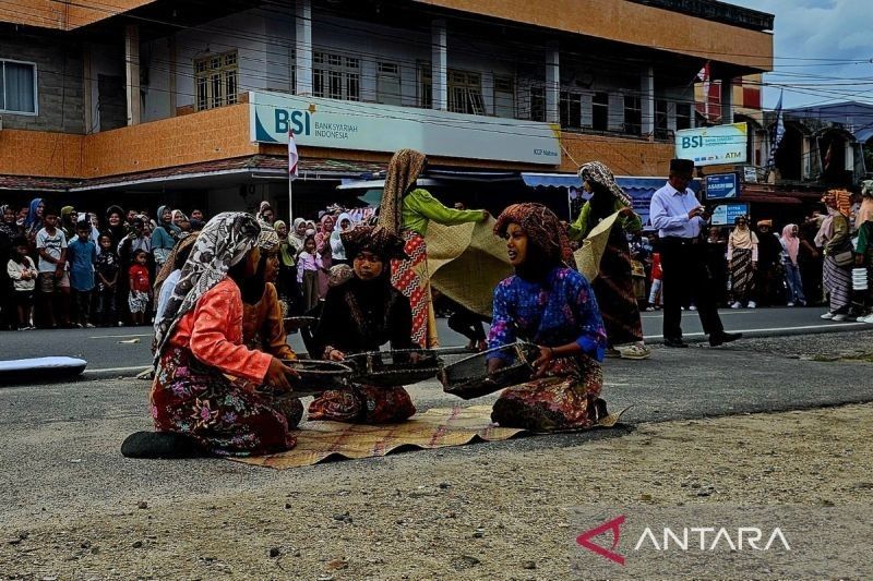 Pawai Budaya Natuna: Ribuan Peserta Meriahkan HUT ke-80 RI, Wujud Nyata Pelestarian Tradisi dan Persatuan Bangsa