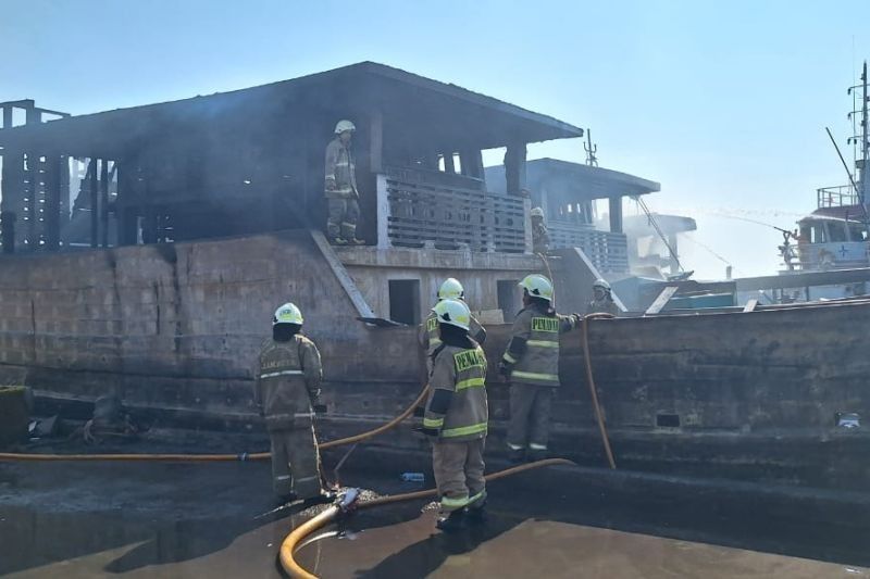 Fakta Mengejutkan: Lima Kapal Nelayan Terbakar di Muara Baru Jakarta Utara, Api Padam Setelah Tiga Jam Pertarungan Petugas