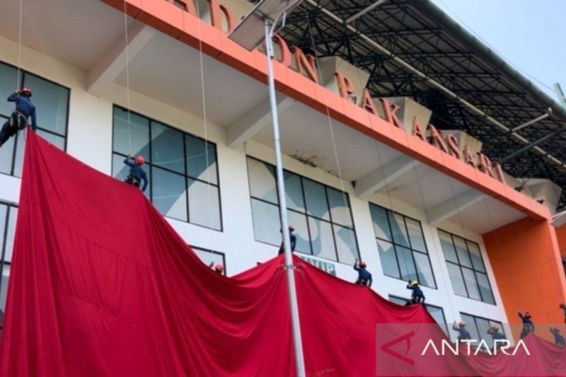 Heroik! Pengibaran Bendera Raksasa 30x20 Meter oleh Damkar Bogor di Stadion Pakansari Sambut HUT ke-80 RI