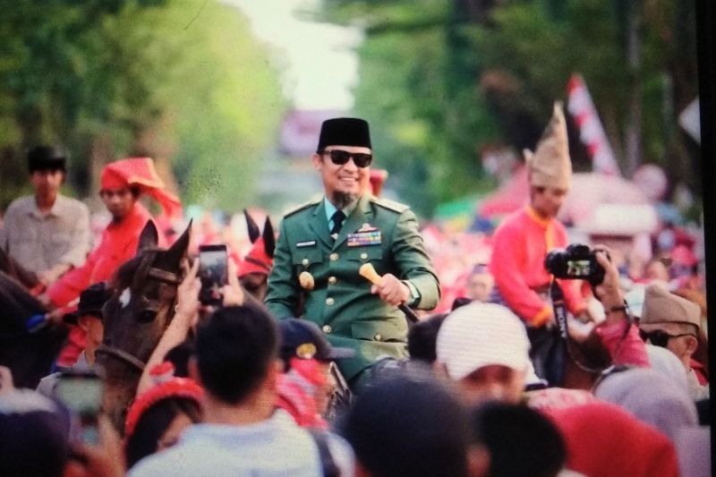 Semarak Kirab Karnaval HUT ke-80 RI di Makassar: Puluhan Ribu Peserta Padati Jalan, Gubernur Sulsel Tampil Ala Soekarno