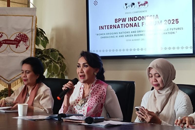 Kisah Yuli Pemecah Batu Apung: Bagaimana Pemberdayaan Perempuan Mendorong Kemandirian Ekonomi dan Masa Depan Berkelanjutan