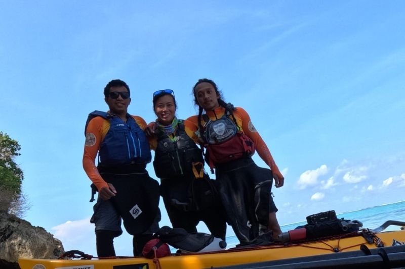 Rayakan HUT RI Ke-80, Tiga Anak Muda Lakukan Ekspedisi Kayak Keliling Bali Promosikan Wisata Rendah Karbon