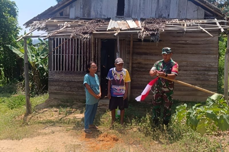 Rayakan HUT ke-80 RI, Kodim Poso Gelar Bakti Sosial Bagikan Bendera dan Beras untuk Warga Kurang Mampu