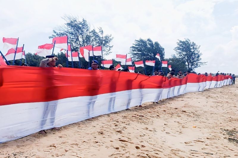 Trivia HUT ke-80 RI: Polres Kotim Gelar Pembentangan Bendera Merah Putih 80 Meter di Pantai Ujung Pandaran