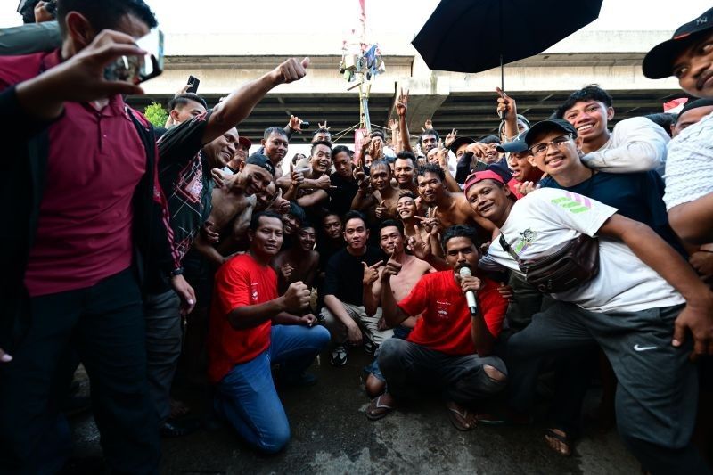 Kejutan Manis, Wapres Gibran Meriahkan Lomba Panjat Pinang HUT Ke-80 RI di Cipinang Melayu