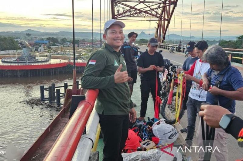 Fakta Unik: Pengibaran Bendera Raksasa Murung Raya di Bawah Jembatan Merdeka Semarakkan HUT RI ke-80