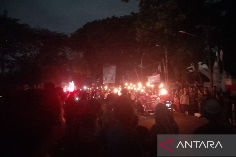 Fakta Unik: Ribuan Warga Padati Pawai Obor HUT RI ke-80 di Serang