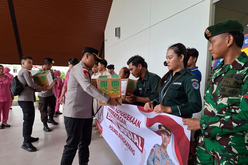 Polres Bengkayang Bagikan Sembako di Perbatasan: Semarak HUT Ke-80 RI, Wujud Kepedulian Polri di Wilayah Terluar
