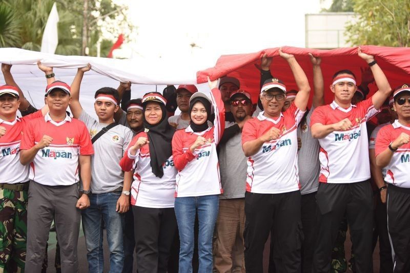 Momen Langka! Pemkot Kediri Gelar Kirab Merah Putih Raksasa 40x60 Meter ke Puncak Gunung Klotok