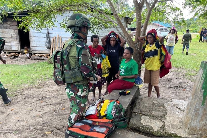 Mengabdi dengan Hati: Satgas 521/DY Perkuat Semangat Kebangsaan Lewat Pembagian Pakaian di Papua