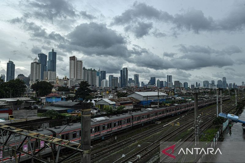 BMKG: Awan Tebal Gelayuti Monas, Bagaimana Prakiraan Cuaca HUT RI ke-80?