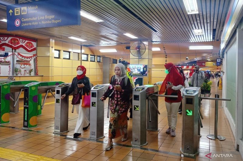 Semarak HUT Ke-80 RI: Penumpang Berkebaya Encim Penuhi KRL, Lestarikan Budaya di Transportasi Modern