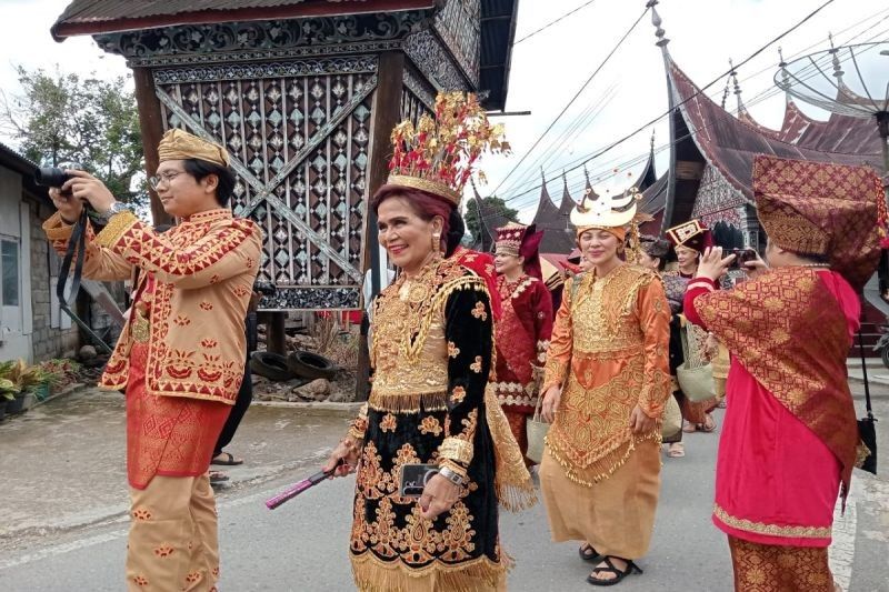 Merayakan HUT ke-80 RI, Parade Baju Adat Minangkabau Meriahkan Seribu Rumah Gadang Solok Selatan