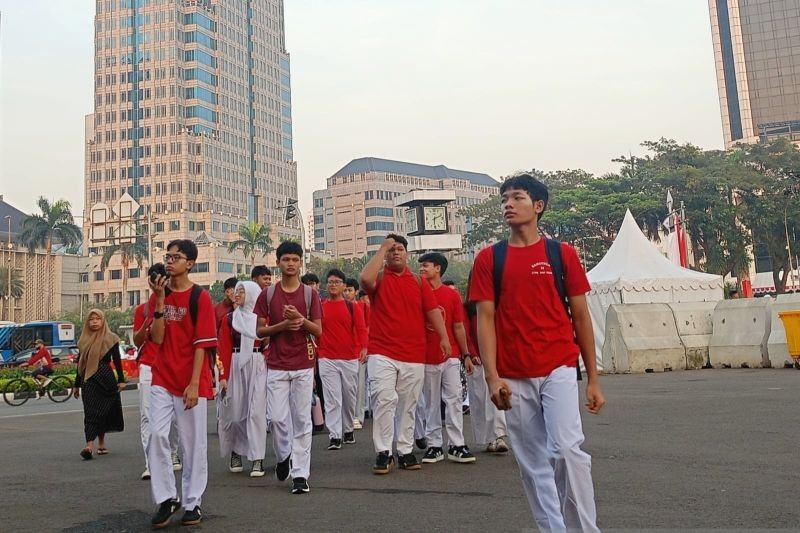 Momen Langka! KRL Meriahkan HUT RI ke-80 dengan Penumpang Beratribut Merah Putih dan Diskon Khusus Rp80