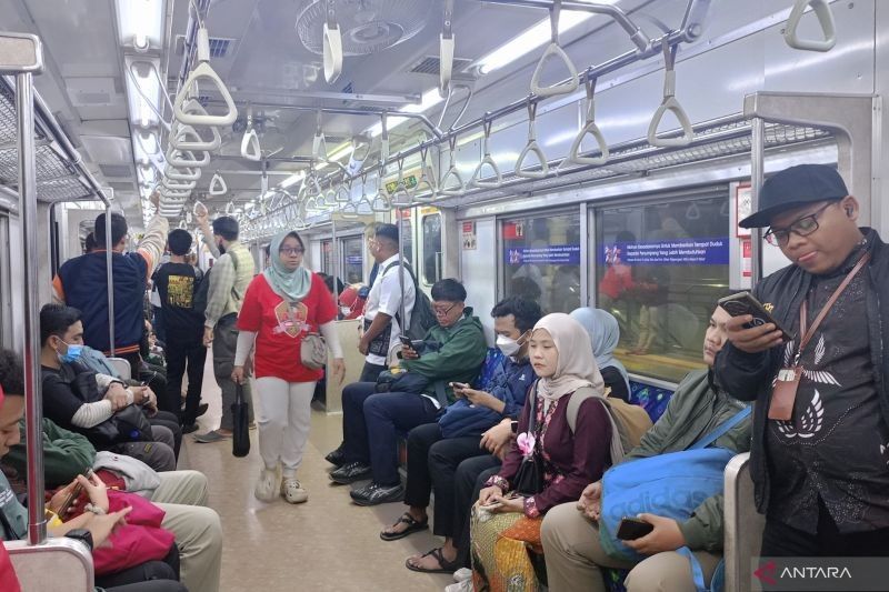 Rayakan HUT RI ke-80, Tarif KRL Rp80 Banjir Peminat Menuju Monas